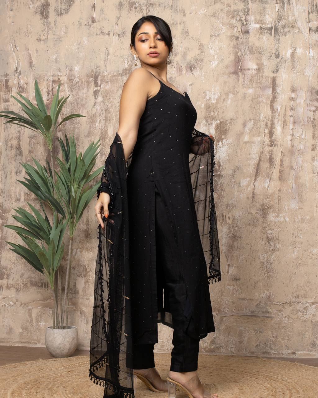 Black sleeveless badla suit