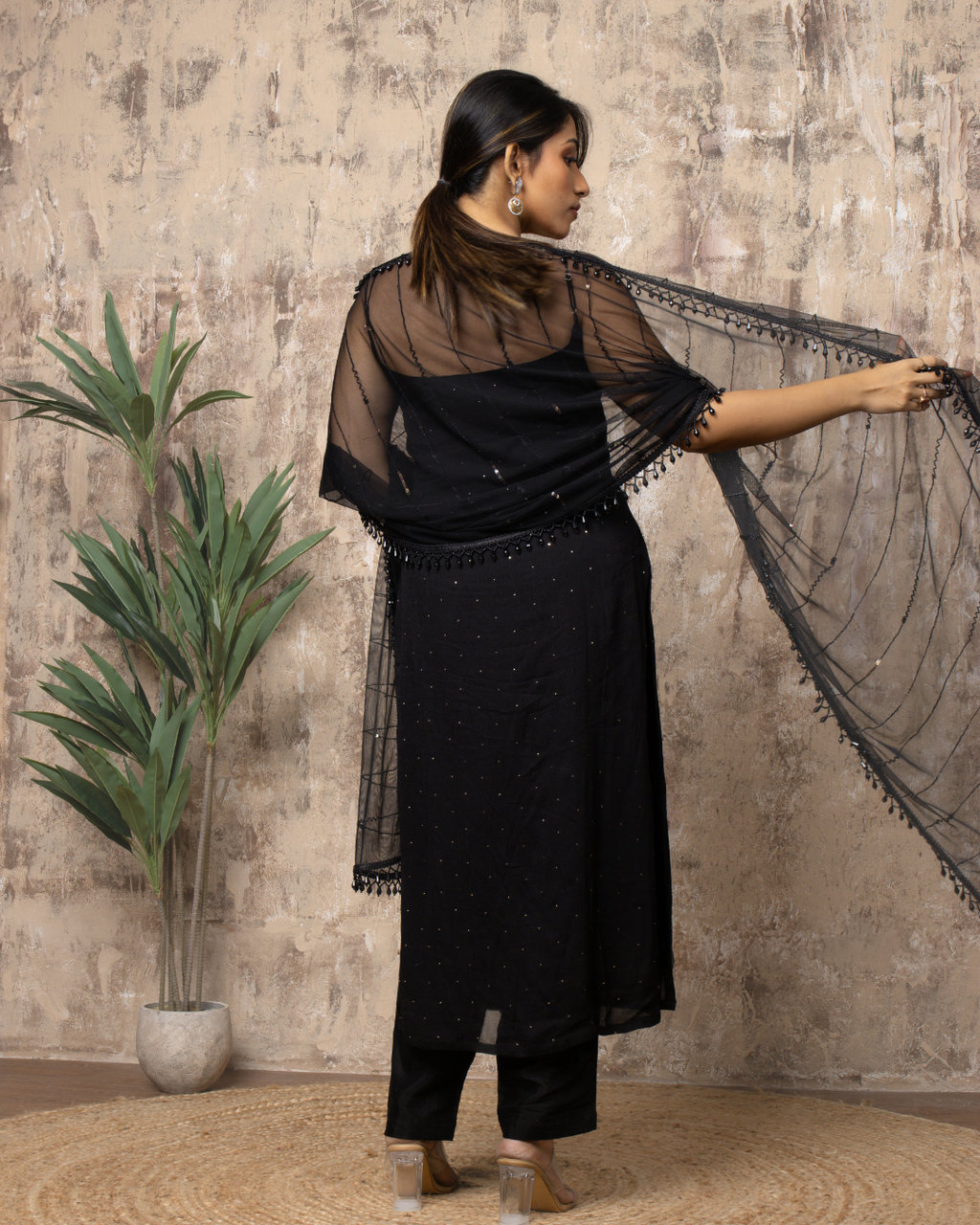 Black sleeveless badla suit
